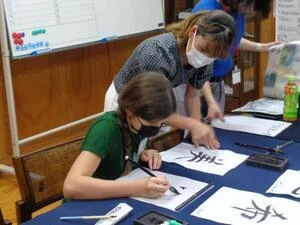 写真：書道体験の様子