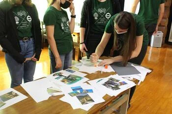 写真：オリジナルカレンダーを作成する様子