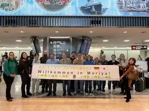 写真：成田空港に発着時の集合写真