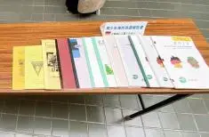 写真：歴代の海外派遣報告書