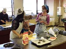 写真：クッキー生地を伸ばしている様子