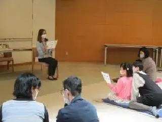 写真：絵本の読み聞かせの様子