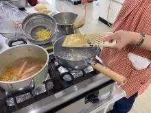 写真：ドイツ風パスタを作る様子1