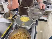 写真：ドイツ風パスタを作る様子2