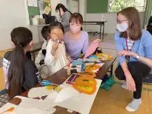 写真：工作をする親子の様子