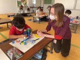 写真：ランタンを作る子供の様子