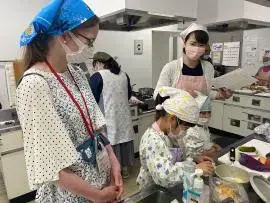 写真：料理教室に参加する親子の様子