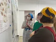 写真：ドイツの地図を囲む参加者の様子