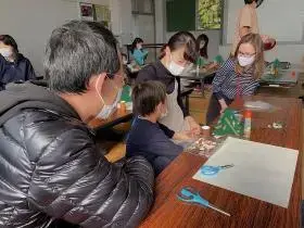 写真：親子工作に参加する親子