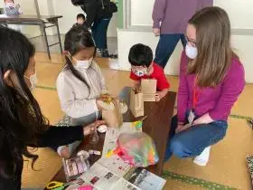 写真：イースター親子工作の様子