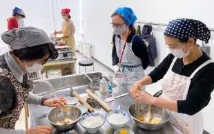 写真：生地を作っている様子