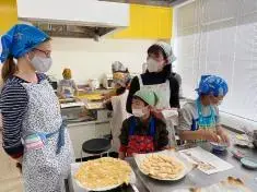 写真：シュテファニーさんとお話ししている参加者