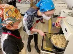 写真：焼き加減を確認している様子