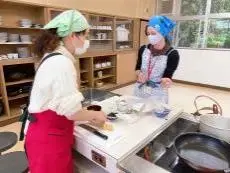 写真：ポテトサラダ用のじゃがいもを切る様子