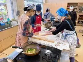 写真：参加者が料理をしている様子