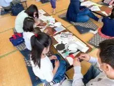 写真：作業中の参加者家族の様子