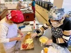 写真：生地の上にリンゴを並べている様子