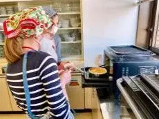 写真：焼き加減を確認している様子