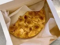 写真：箱に入れたリンゴケーキ