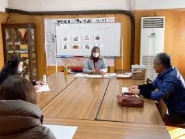 写真：国際交流員が参加者に説明している様子