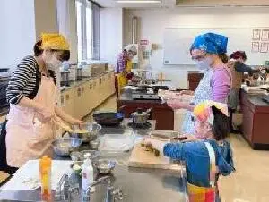 写真：親子で料理を作っている様子