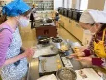 写真：菓子パンの生地をまるめている様子