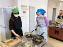 写真：じゃがいもをゆでている様子