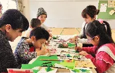 写真：カードを作る子どもたち