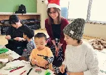 写真：カードを作る親子