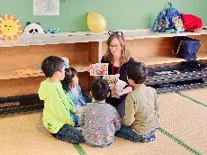 写真：子どもたちに説明している様子