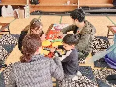 写真：親子で工作している様子