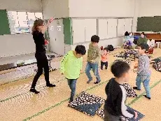 写真：椅子取りゲームをしている様子