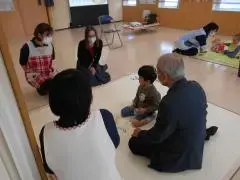 写真：お孫さんと参加している様子