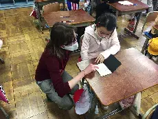 写真：カード配布後の様子