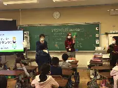 写真：カード配布の様子