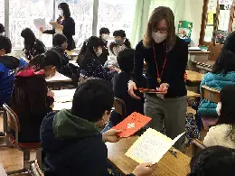 写真：カード配布の様子