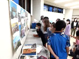 写真：熱心に写真を見る子どもたち