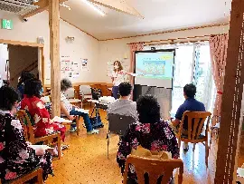 写真：国際交流員の話を聞く参加者