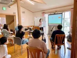 写真：国際交流員の話を聞く参加者