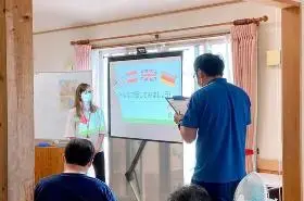 写真：ドイツ語で自己紹介をしている参加者