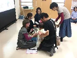 写真：親子と触れ合う様子