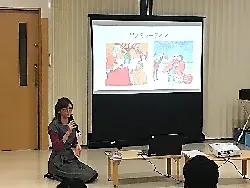 写真：マイクを持ってしゃべるシュテファニーさん