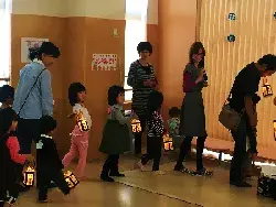 写真：ランタンを持った子供たち