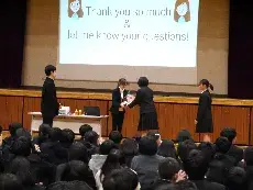 写真：花束をもらう様子