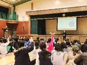 写真：黒内小学校5年生との交流の様子