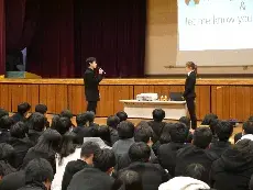 写真：生徒との交流の様子