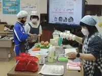 写真：家庭科調理実習の様子2