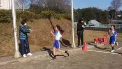 写真：ゴールを走り抜けた子どもの様子