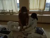 写真：縫い方の指導をしている様子3