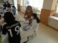 写真：縫い方の指導をしている様子2